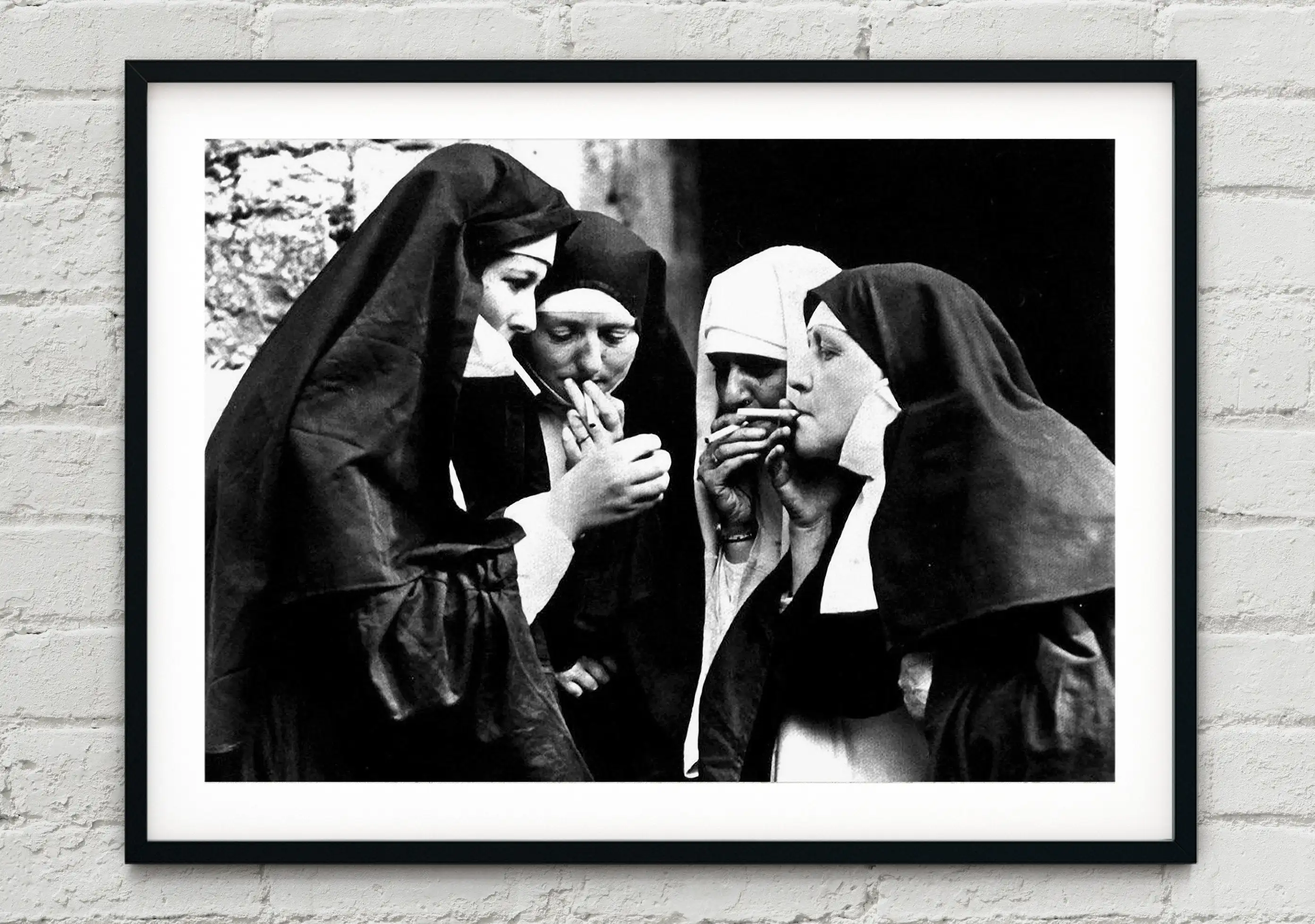Черно-белый плакат с винтажными фотографиями курительных монахин забавная