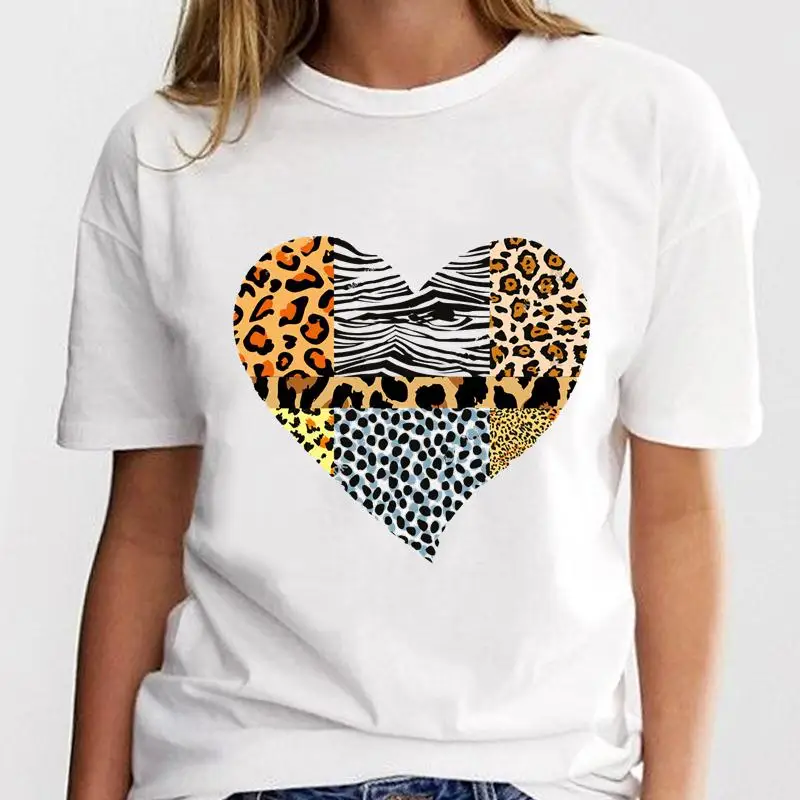

Футболка женская с леопардовым принтом и принтом сердечек