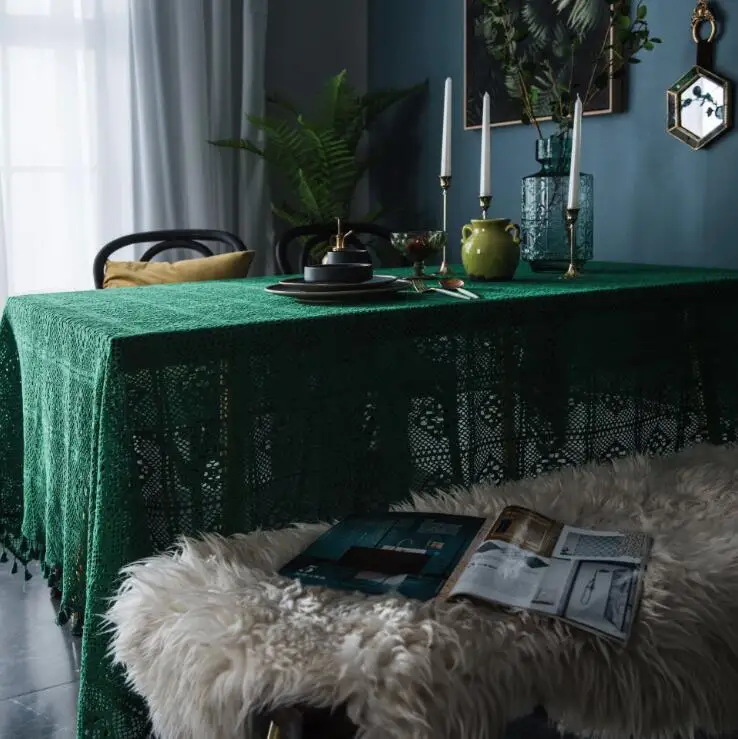Трикотажная скатерть темно-зеленого и розового цвета с кисточками однотонная