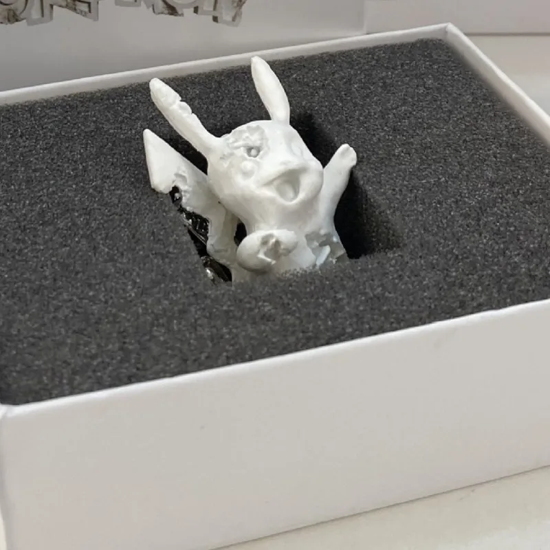 

Daniel Arsham Erosion Crystal Luxury Cartoon Sculpture Keychain Japanese Anime Character Keychain Light Luxury Gift