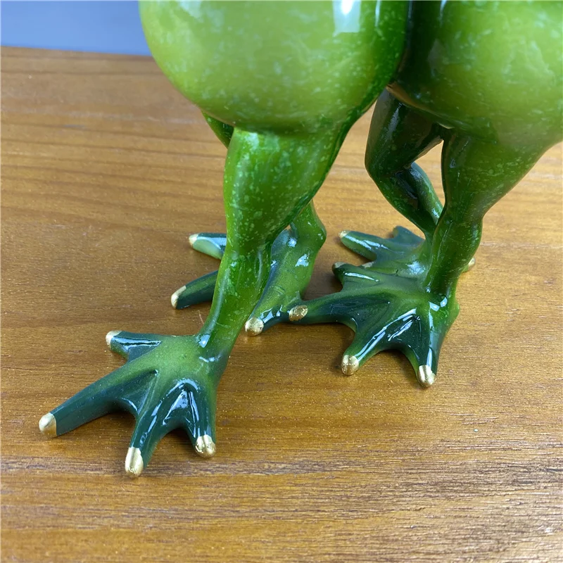 

NORTHUEINS 20cm Resin Couple Selfie Frog Figurine Creative Valentine's Day Present Animal Statue Modern Home Interior Decoration