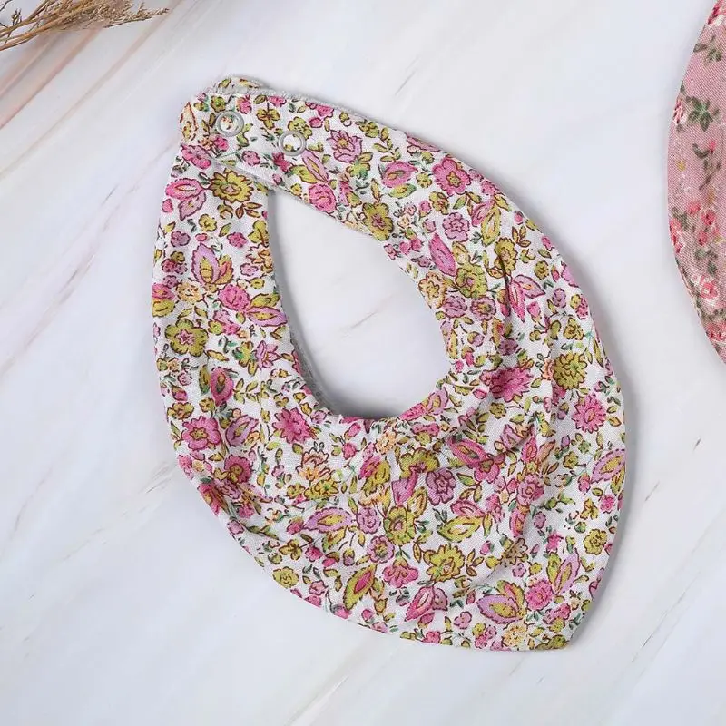 Нагрудник детский треугольный непромокаемый с цветочным принтом | Детская