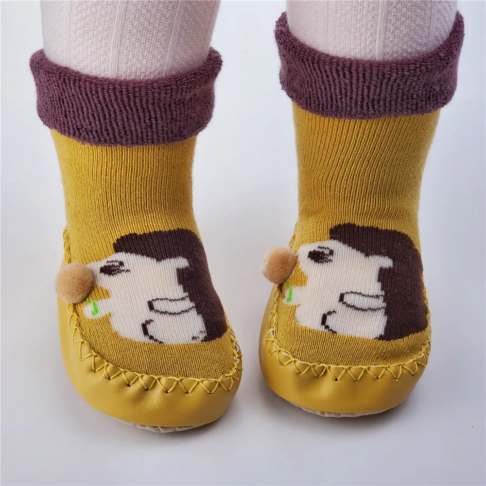 1023 Yellow Hedgehog Теплая обувь для маленьких мальчиков; вязаные пинетки для новорожденных; домашняя обувь для маленьких девочек; зимние тапочки для первых шагов; мягкая подошва с изображением животных - Цвет: 1023 Yellow Hedgehog