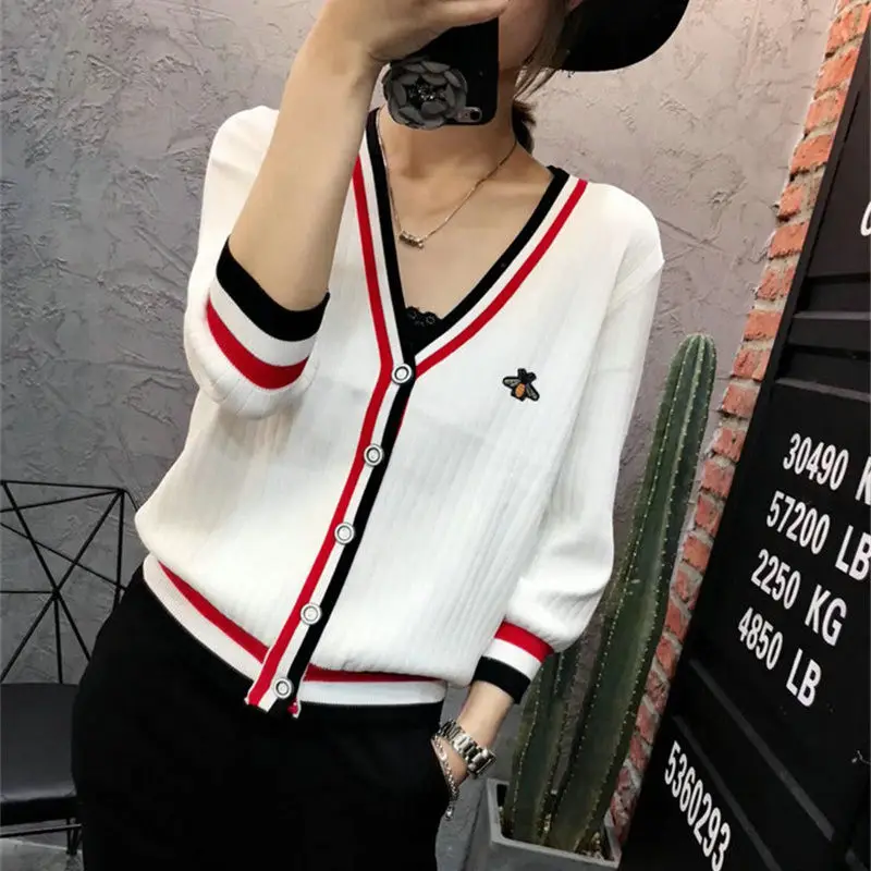 

Spring women's short with cardigan sweater women's Korean V-neck top little bee sweater