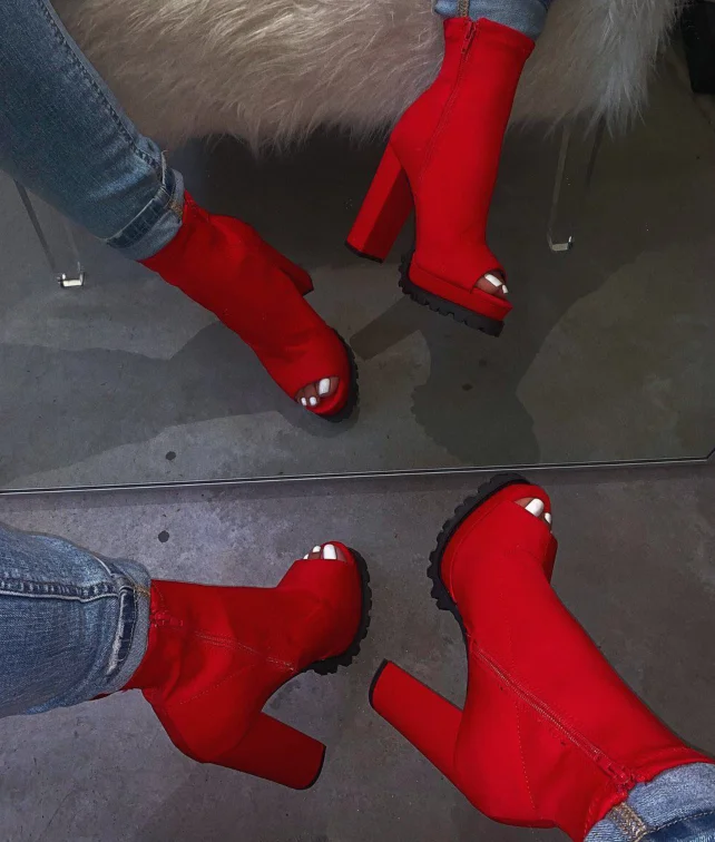 Лидер продаж Яркие ботинки новые женские на молнии со змеиным узором