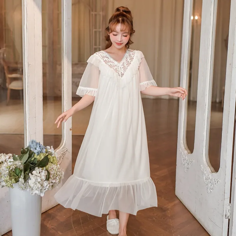 Женская длинная ночная рубашка летняя белая кружевная с v-образным вырезом и