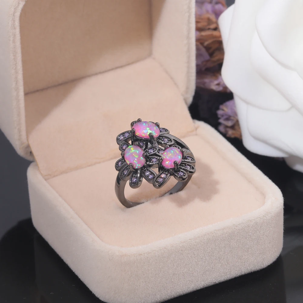 Женское кольцо с розовым огненным опалом и фиолетовым цирконом цвета черного