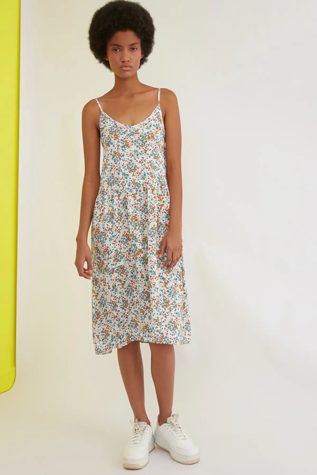 

Trendyol Hanging Flower Patterned Dress TWOSS21EL0947