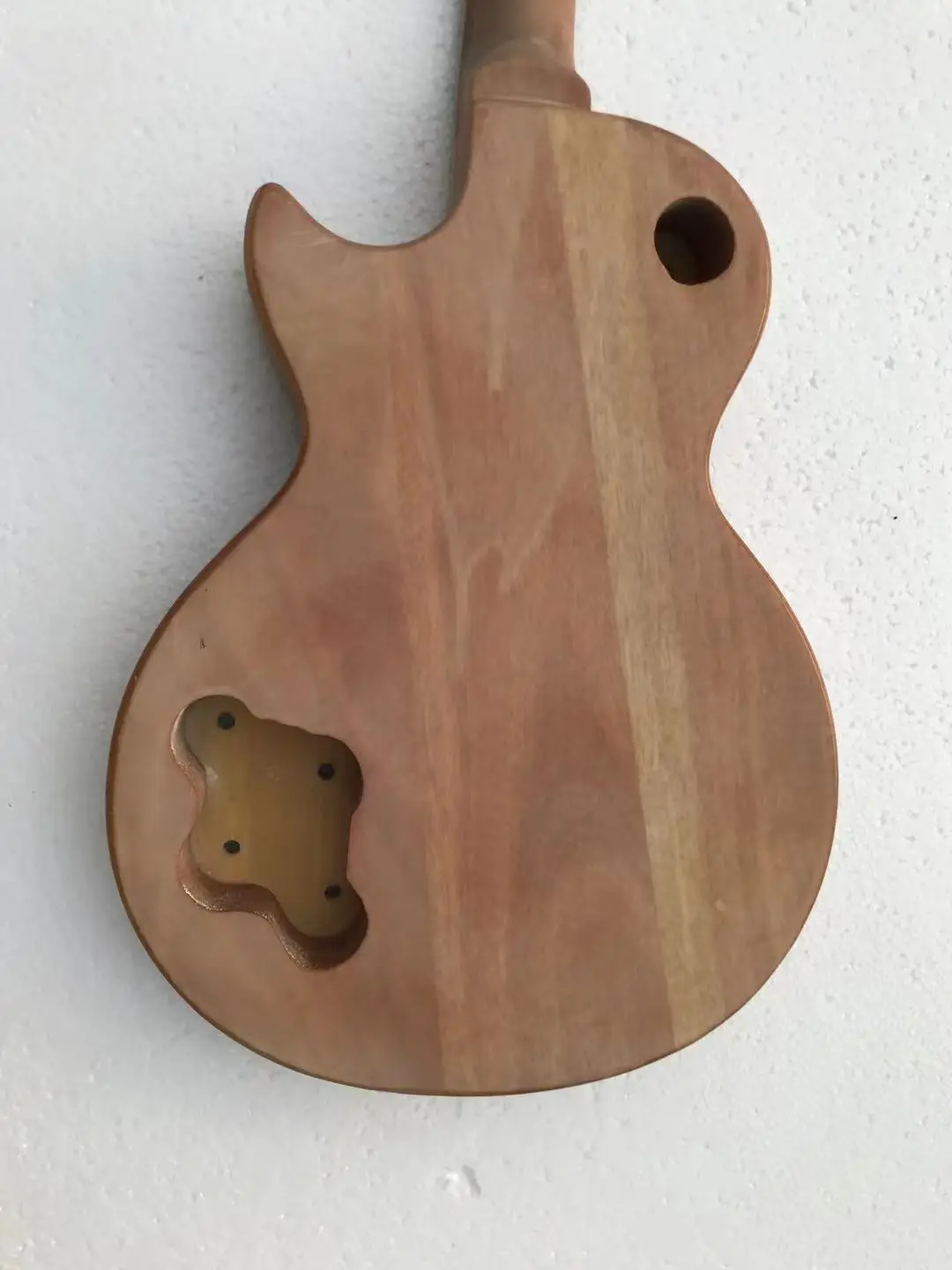 Профессиональная электрогитара сделай сам (не новая) без металлических