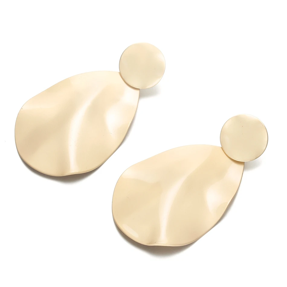 Подходящие модные серьги для