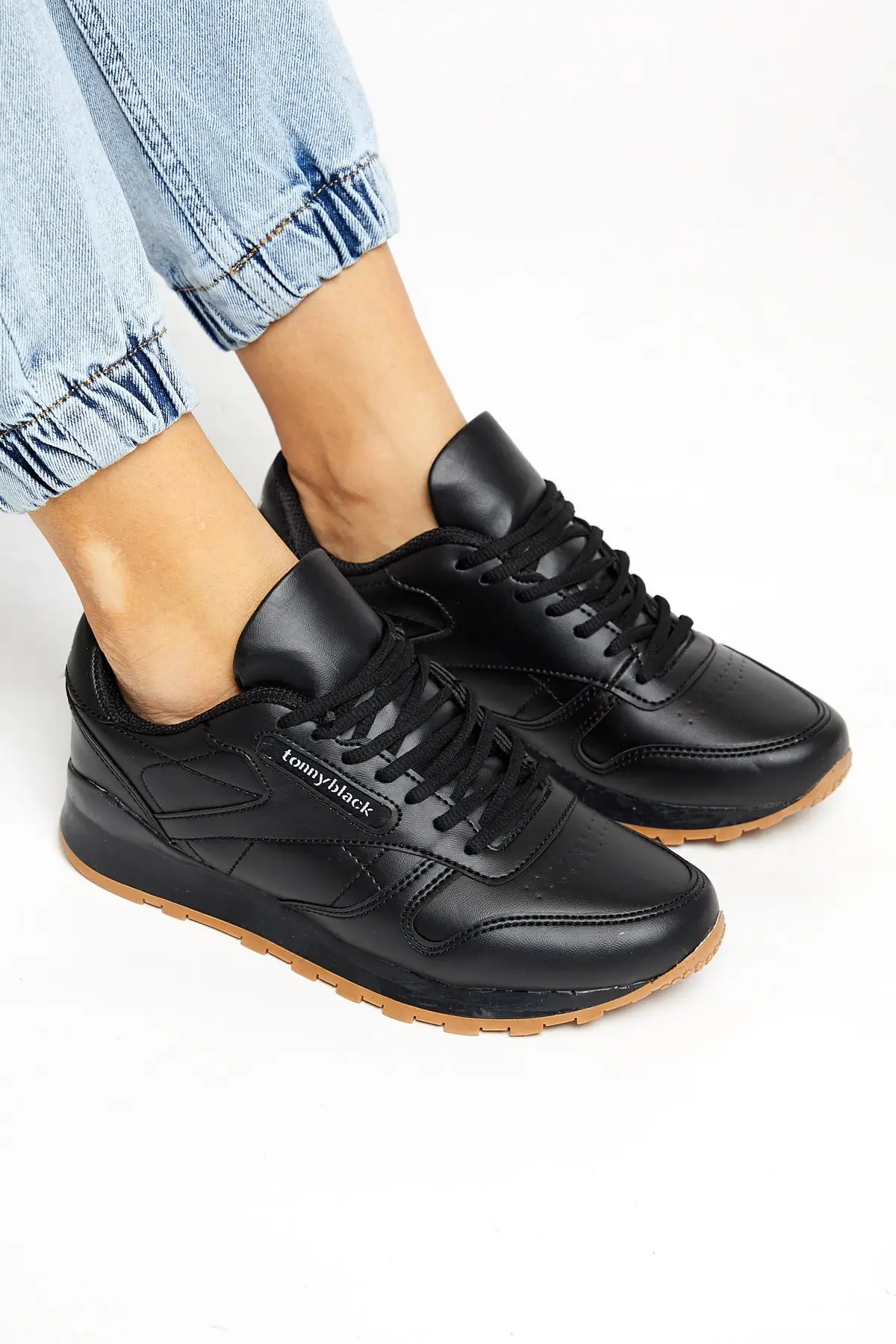 Спортивная женская обувь TONNY черного цвета повседневная Всесезонная для