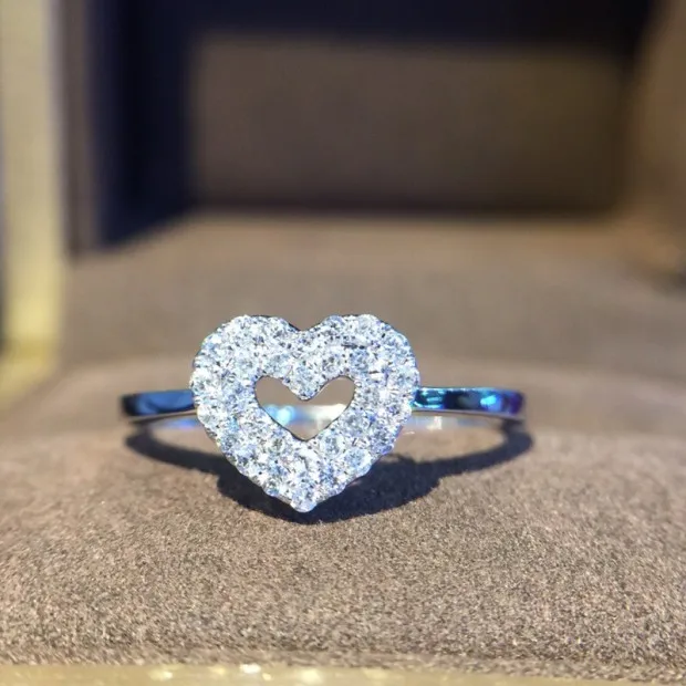 Кольцо из чистого золота 18 карат с натуральными бриллиантами красивое кольцо