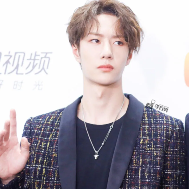 Wang Yibo с тем же стилем коровья голова ожерелье аксессуары дикий спортивный стиль