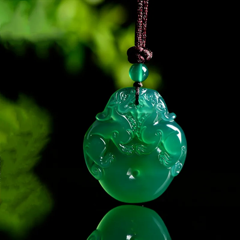 

Natural Green Chalcedony Hand-carved Double Brave Pendant Fashion Boutique Jewelry Men and Women Safe Buckle Necklace