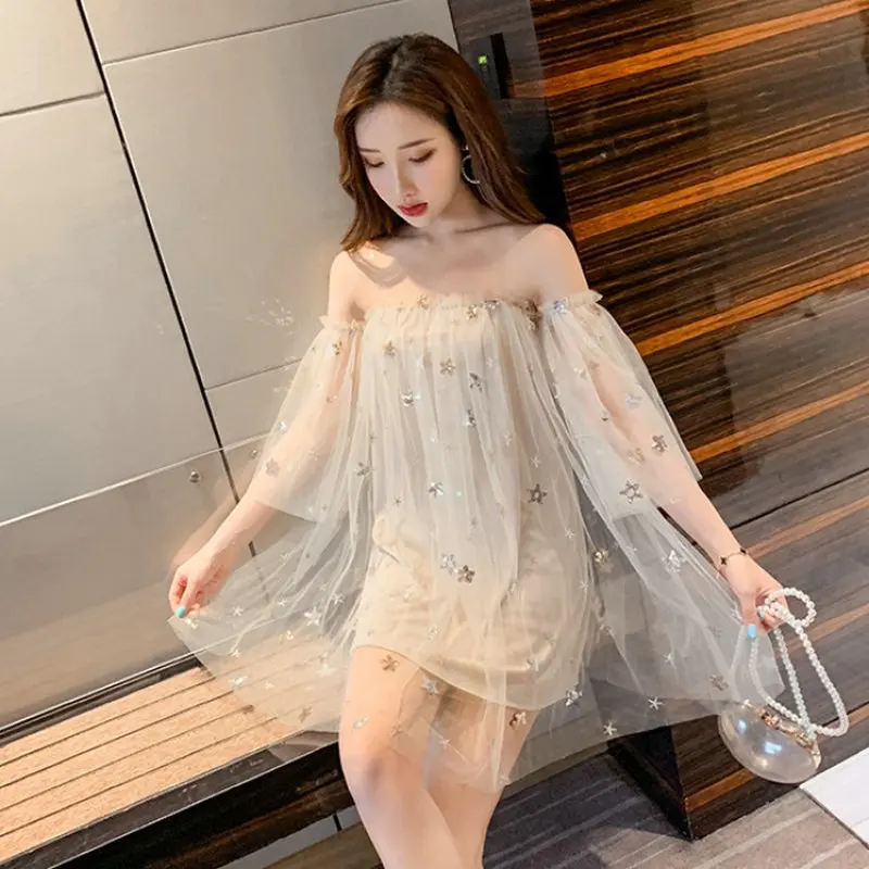 Женское летнее платье с вырезом лодочкой и рукавом до локтя вышивкой в виде звезд