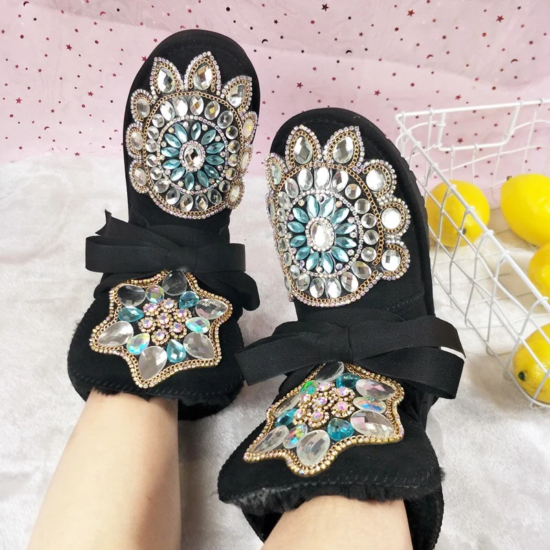 Женские замшевые ботинки со стразами черные на плоской подошве теплая зимняя