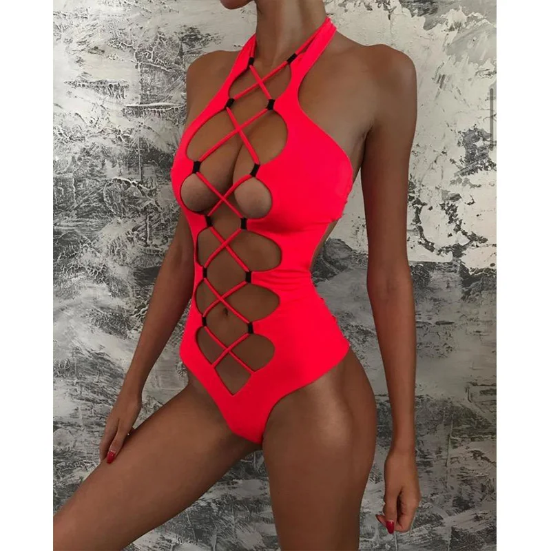 Соблазнительный слитный купальник с вырезами и перекрестной шнуровкой