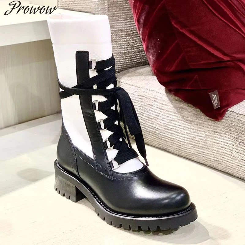 

Ботинки-мартинсы на шнуровке с круглым носком, на низком каблуке