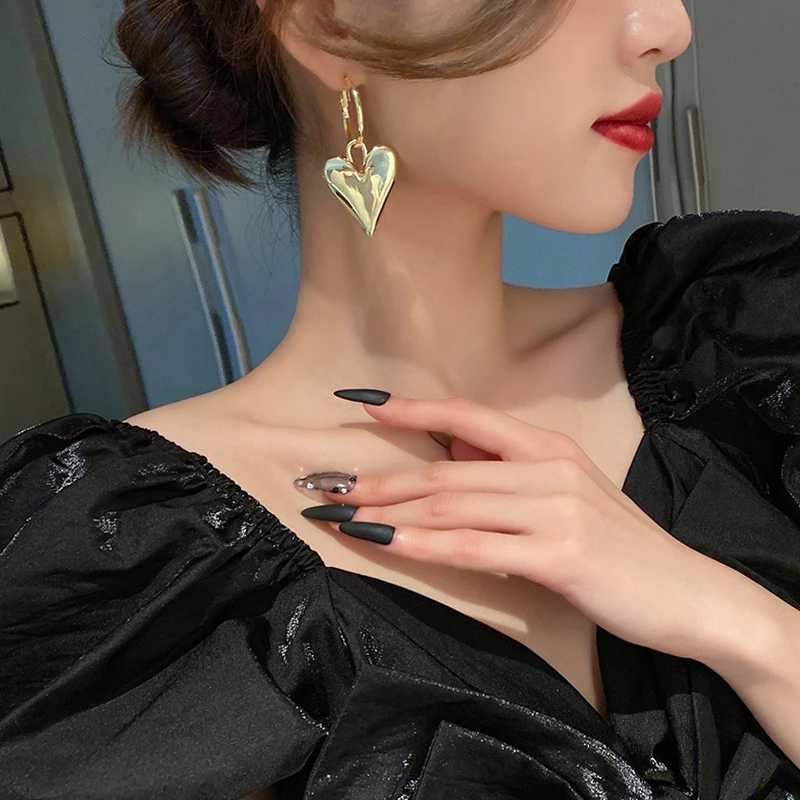 

2021 NEW Female Summer Exaggerated Big Peach Heart Metal Earrings Earrings Niche Design Earrings