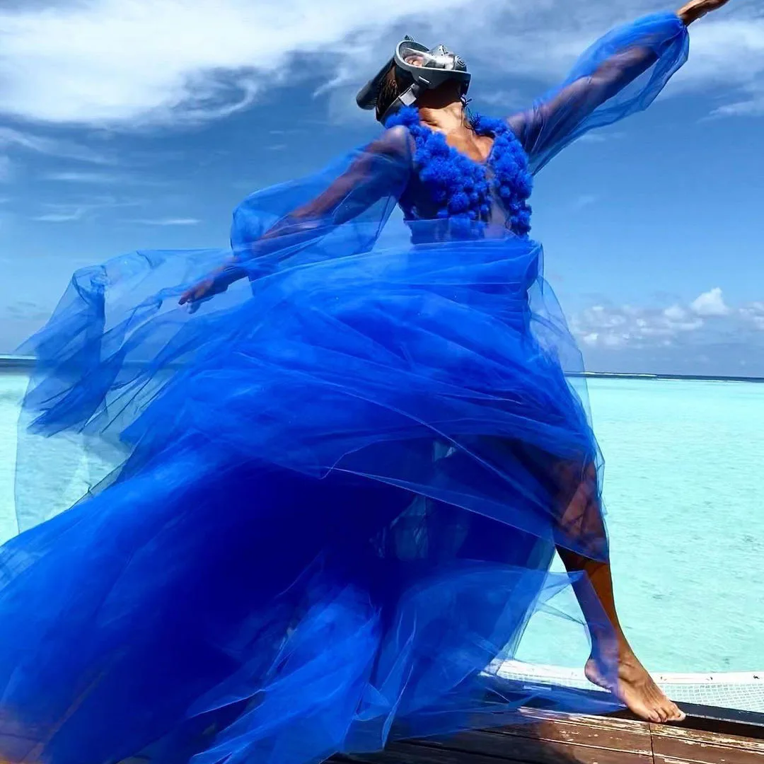 

Royal Blue Prom Dress Photo Shoot V-Neck Ruffle Bubble Sleeve See-Through Long Skirt Sweep Train Layered Puffy Tulle Event Gown
