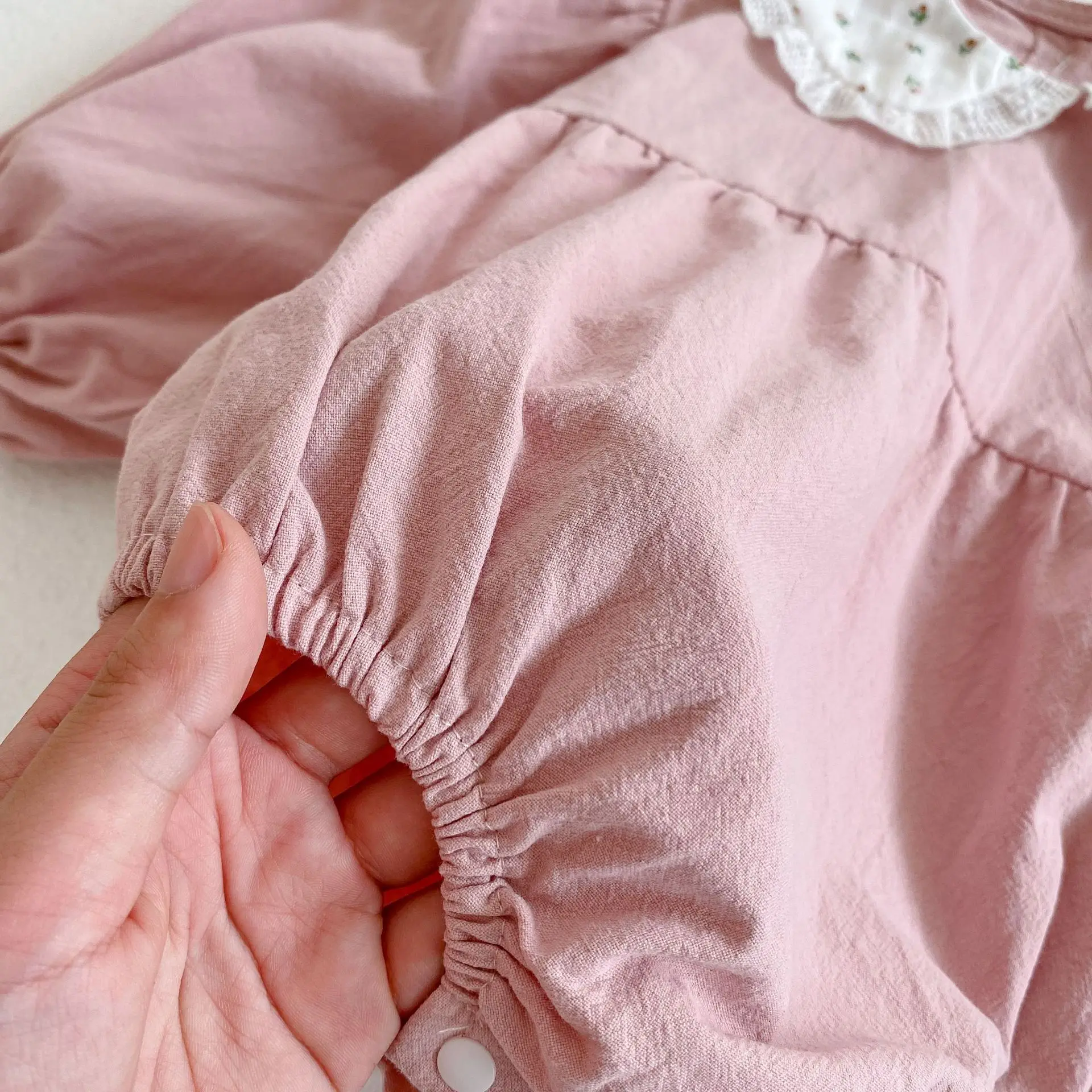 

2021 Korean Spring Girls Romper Princess Lace Flowers Peter Pan Collar Long Puff Sleeve Newborn Baby Infant Sweet Clothes Outfit