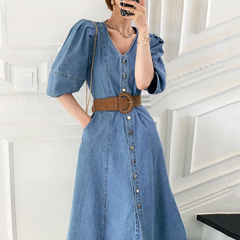 

Женское джинсовое платье с пышными рукавами, голубое свободное однобортное платье из денима в Корейском стиле ретро, с V-образным вырезом и ...