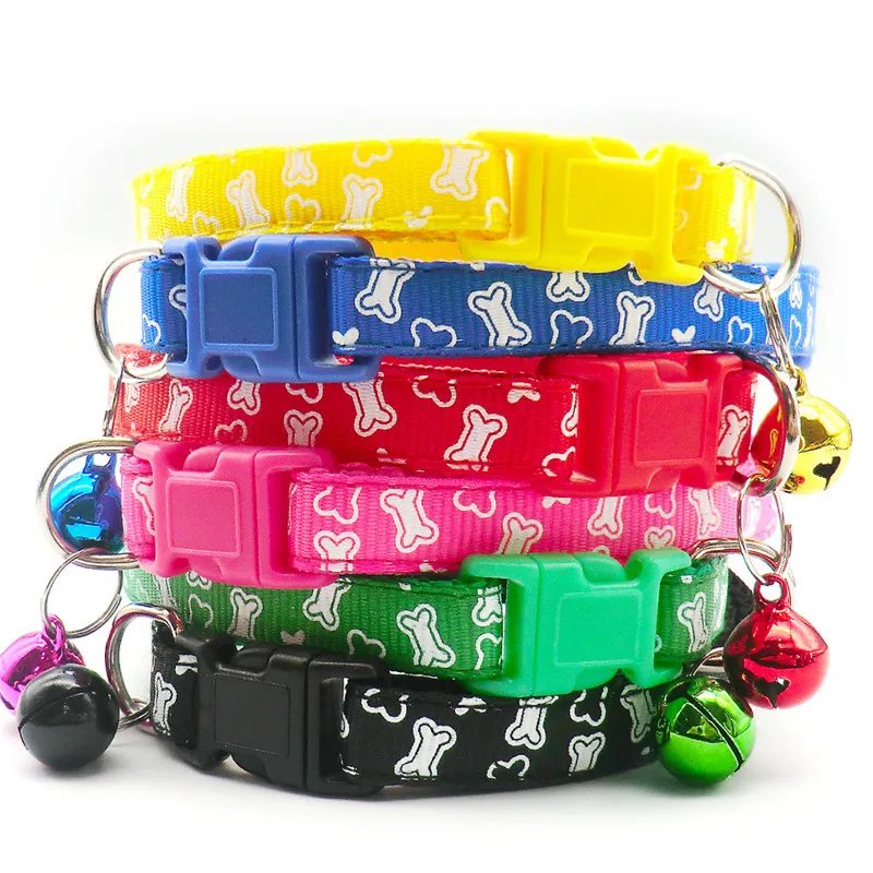 

Регулируемый ошейник для собак, милый ошейник с принтом костей, с колокольчиком, для кошек и маленьких собак, щенков