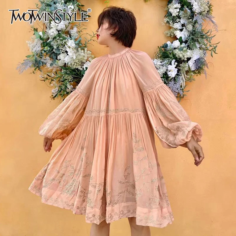 Женское платье с вышивкой TWOTWINSTYLE белое повседневное миди круглым вырезом