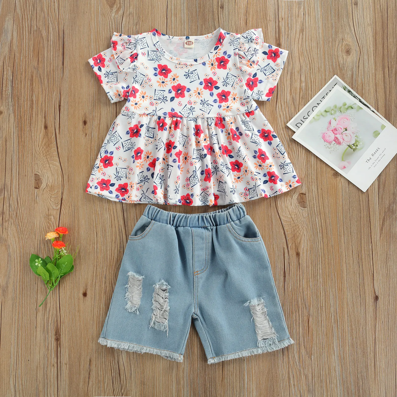 

Детский летний костюм с цветочным принтом, пуловер с круглым вырезом и короткими рукавами и рваные джинсовые шорты, блузка и брюки, комплект...