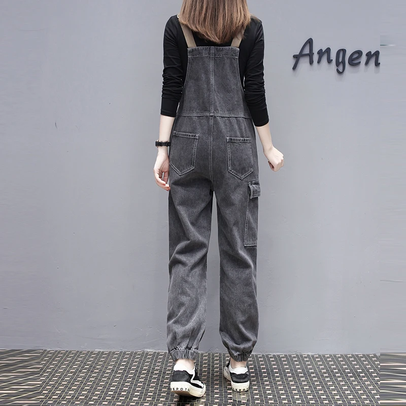 Женский джинсовый комбинезон на бретелях темно серый с дырками брюки карандаш