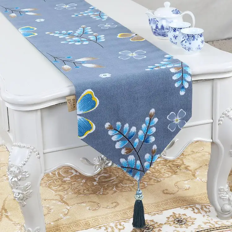 

Classical New Chinese Style Birds and Flowers Table Runner Red Embroidery Table Flag Decoration for Wedding Party with Tassels