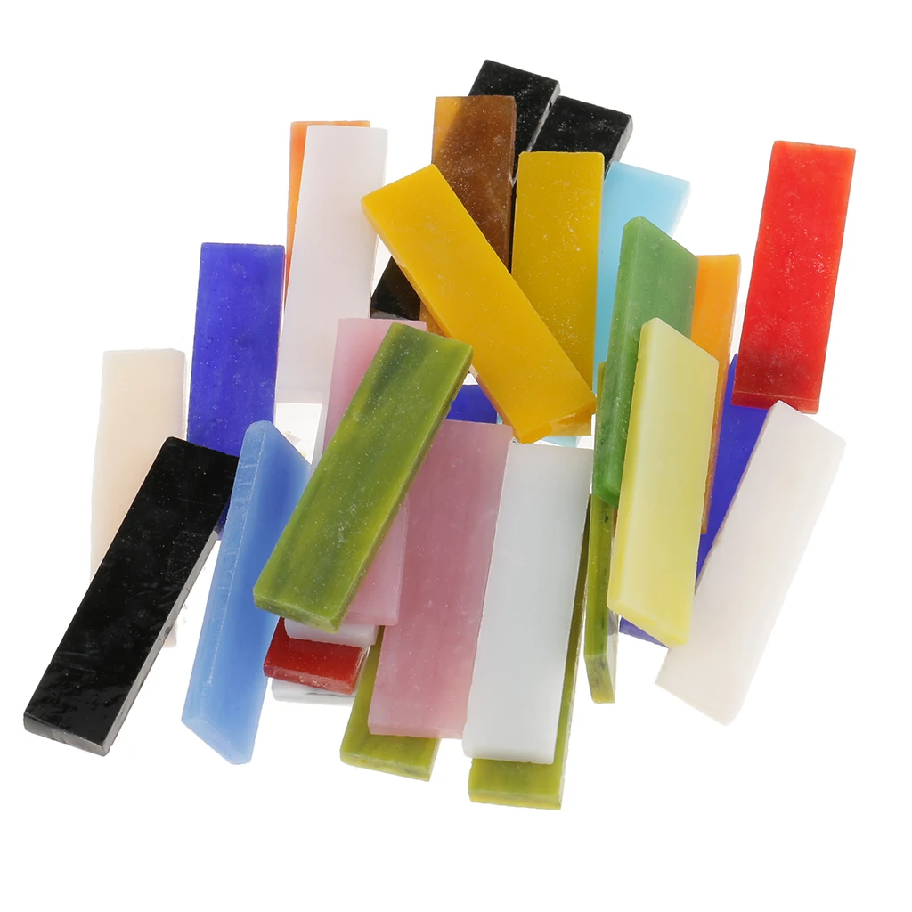 Много красочных стеклянных мозаичных плиток для изготовления мозаики детские