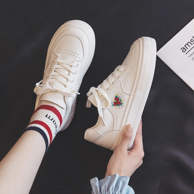 

Женские кроссовки, новинка 2021, модная женская спортивная обувь, трендовая Повседневная Осенняя обувь для женщин, Новая удобная обувь на пла...