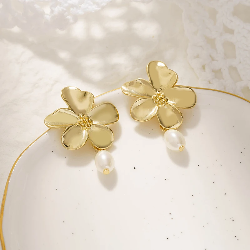 

Jaeeyin 2021 Korean Charming Gold Flower White Pearl Dangle Aesthetic Daily Decorate Jewelry Stud Earrings For Women Friend Gift