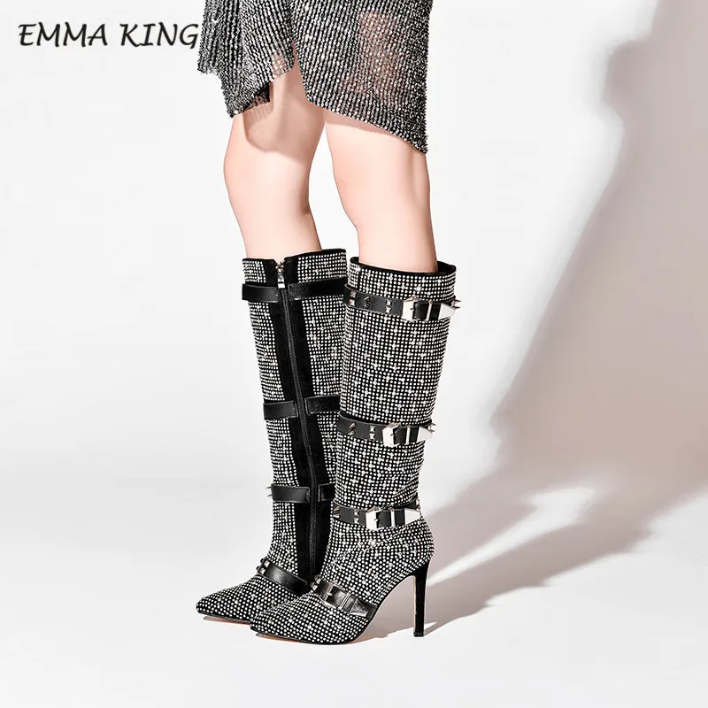 Emma king/роскошные сапоги выше колена с украшением в виде кристаллов; сезон осень-зима; женские сапоги на высоком каблуке с заклепками, заклепками и ремешком