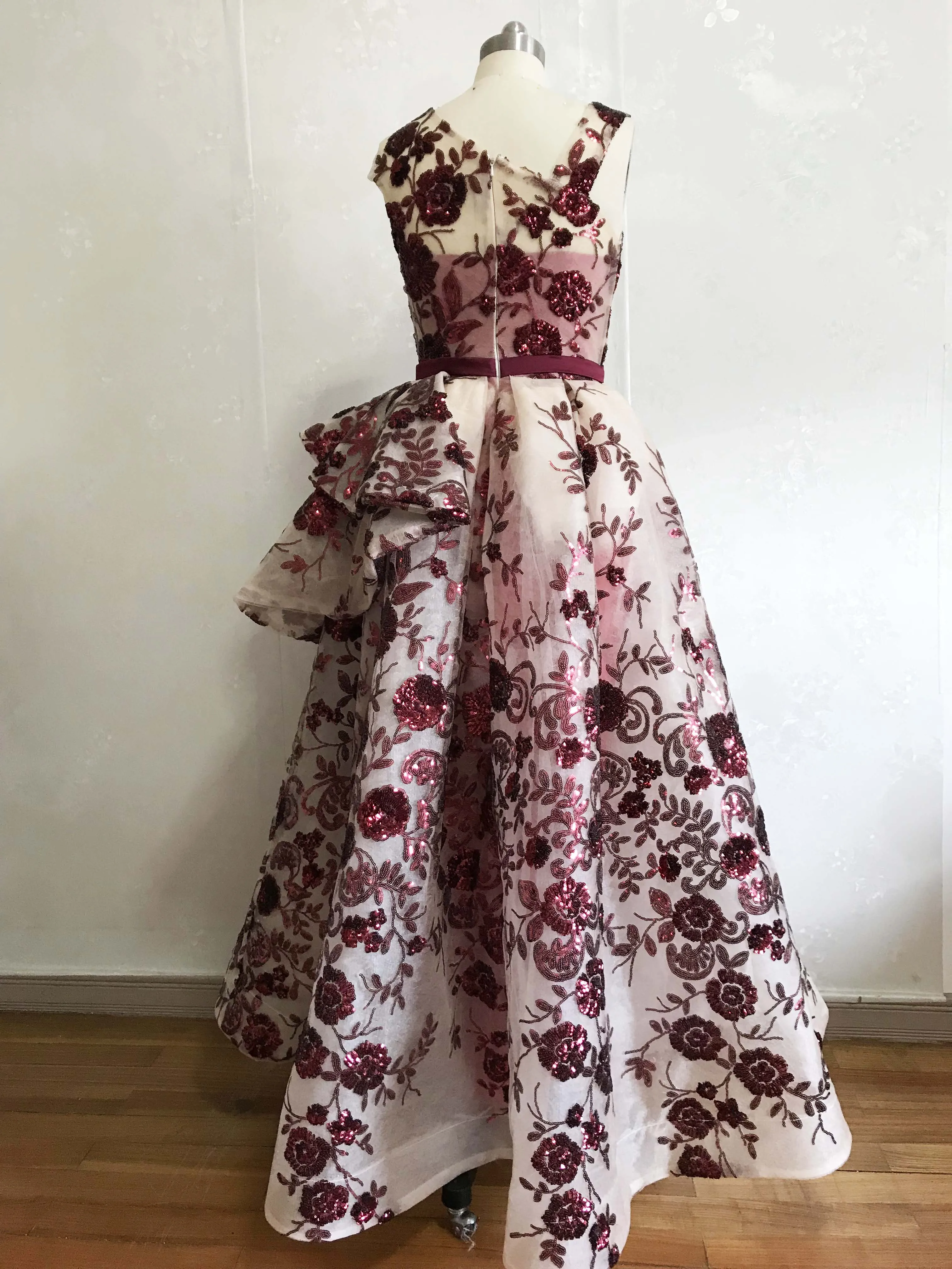 Новое поступление бордовые кружевные платья с V-образным вырезом и коротким