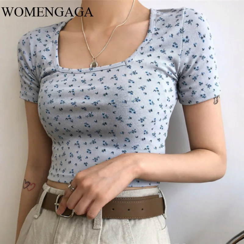 Синяя маленькая футболка с короткими рукавами и цветочным рисунком весна лето 2020