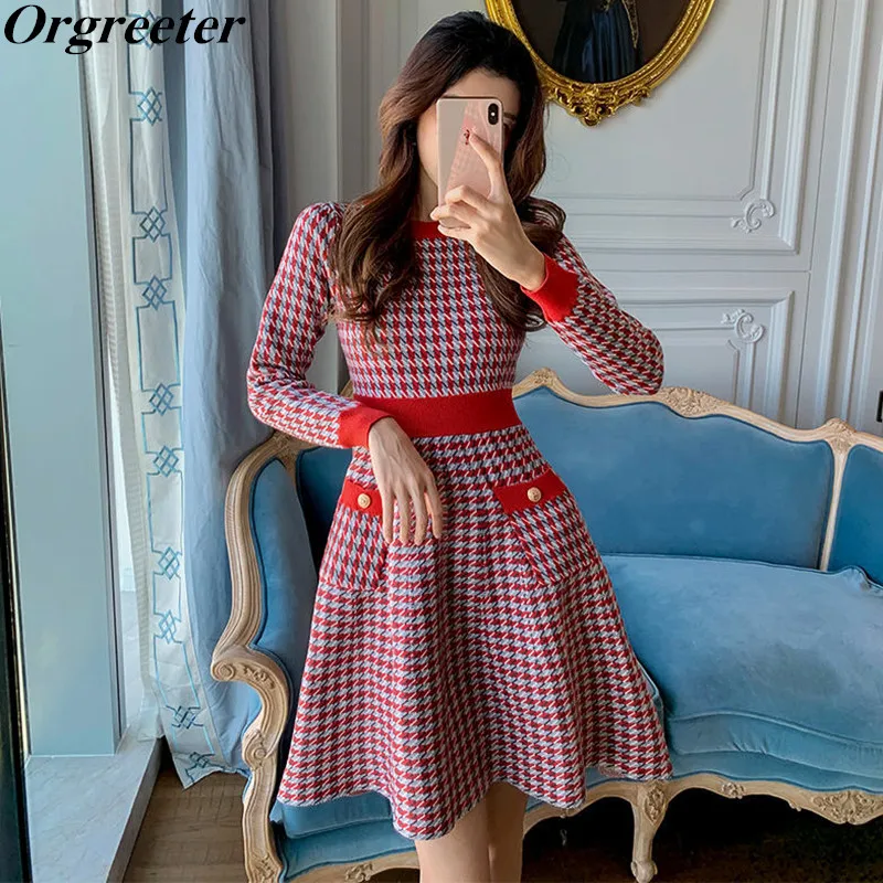 Женское трикотажное платье-свитер в клетку красное контрастное Повседневное