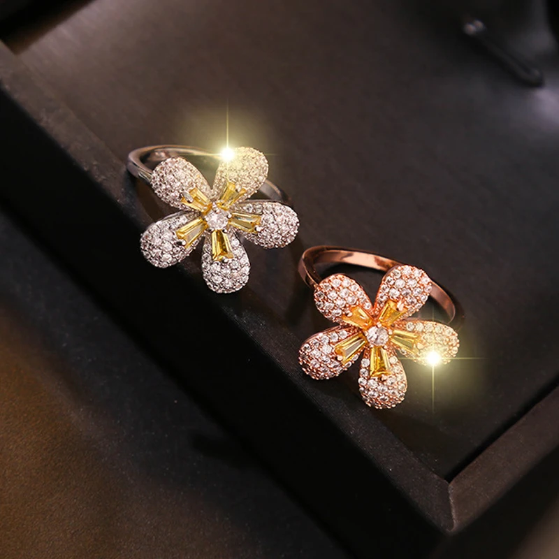 Кольцо регулируемое с фианитом женское ювелирное изделие цвета розового золота