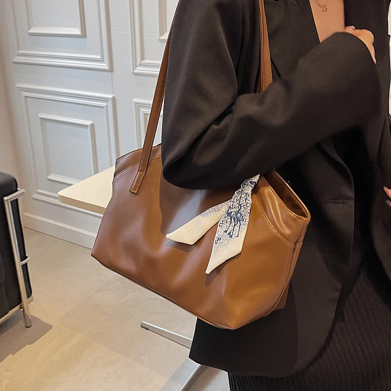 

Autumn and Winter Retro Bags 2021 New Female Large Capacity Shoulder Commuter Bags Women Fashion Wild Tote Bags Channels Handbag