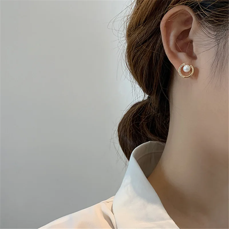 

Fashion Creative Mini Zircon Lightning Stud Earrings Tiny Simple Exquisite Women Girls Party Wedding Jewelry Accessories