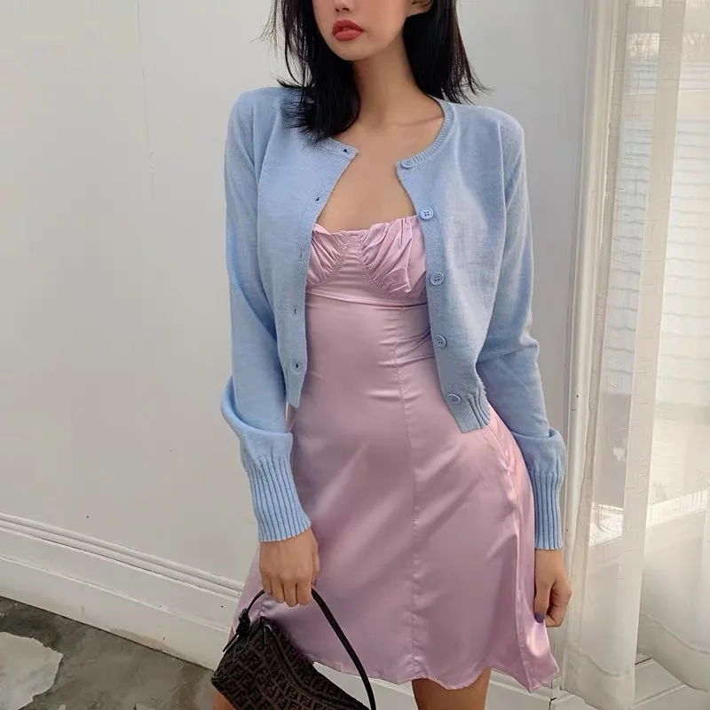 Женское атласное платье трапеция без рукавов фиолетовое с открытыми плечами и