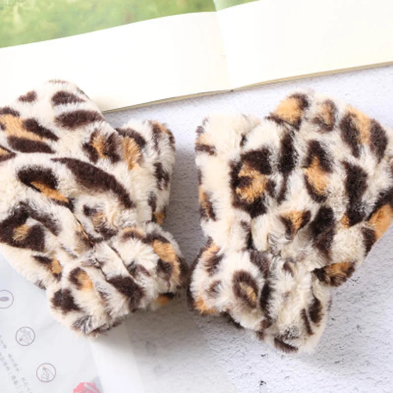 B Beige Glove Женские милые варежки с леопардовым рисунком, с полупальчиковой крышкой, зимние женские плюшевые теплые перчатки без пальцев с сенсорным экраном, E20 - Цвет: B Beige Glove