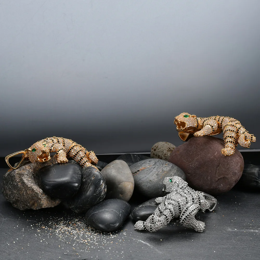 Мужское колье в стиле хип хоп золотистого и серебристого цвета украшенное