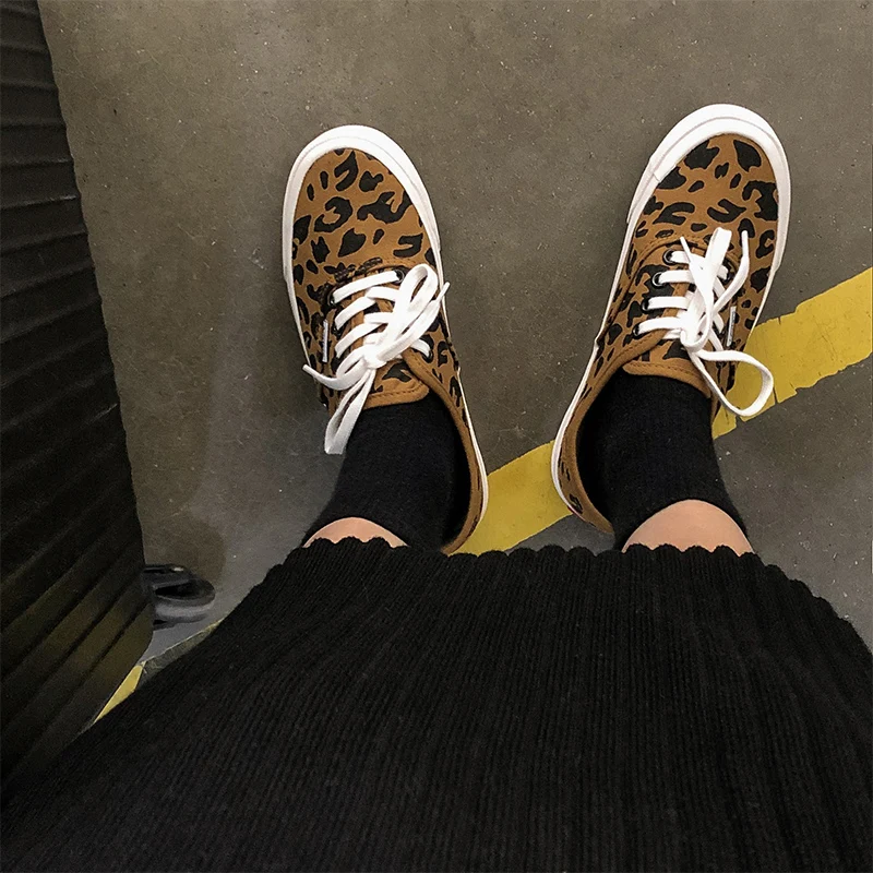 Весна Женская полотняная обувь с леопардовым принтом на шнуровке женские