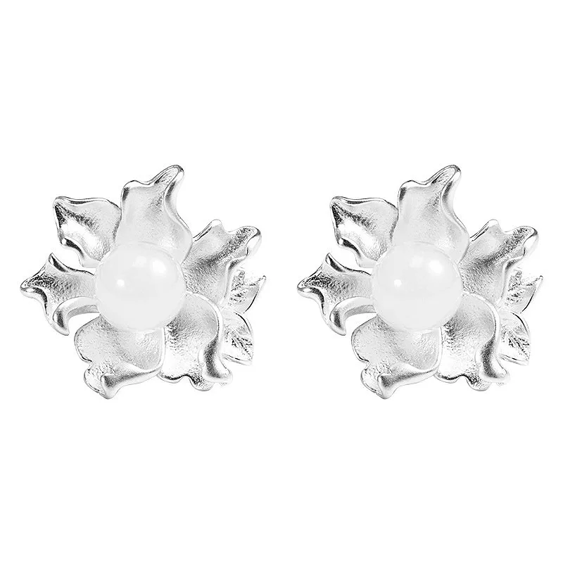 Женские серьги-гвоздики из серебра 100% пробы с белыми нефритовыми цветами |