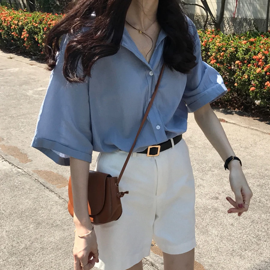 Рубашка женская белая облегающая с треугольным вырезом и длинным рукавом в