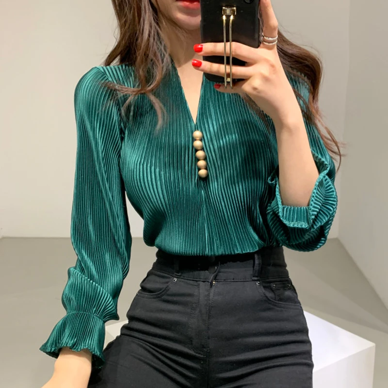 

2020 spring Korean chic V collar trumpet sleeve loose green shirt solid pit strip trumpet sleeve shirt women Spring/Autumn
