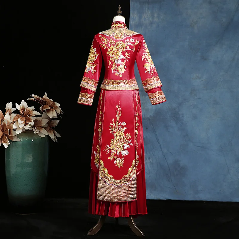 Платье свадебное атласное в китайском стиле с вышивкой Золотой Пион |