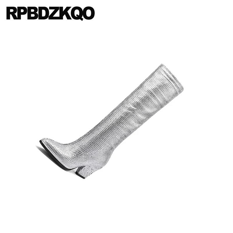 Женские сапоги до колена серебристые дизайнерские на высоком массивном каблуке с острым носком и